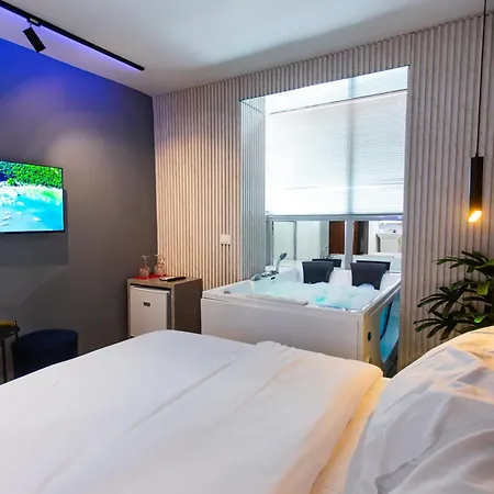 Luxury By The Bubbles Jacuzzi 酒店 地拉那