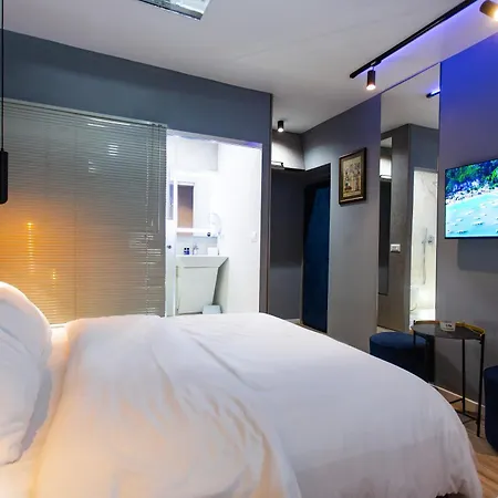 Luxury By The Bubbles Jacuzzi Hotel