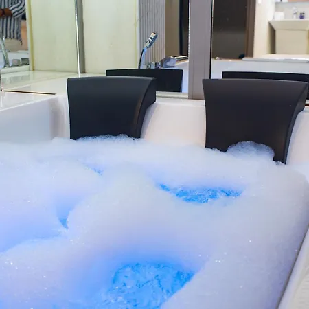Luxury By The Bubbles Jacuzzi 3* Tirana