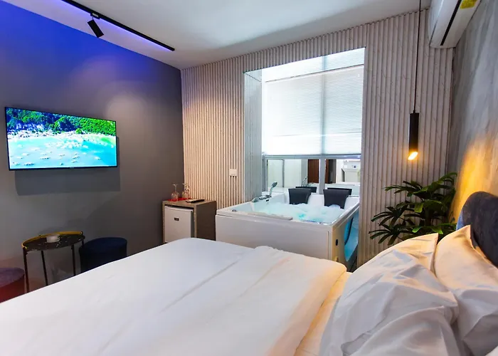 Luxury By The Bubbles Jacuzzi Hotel Tirana