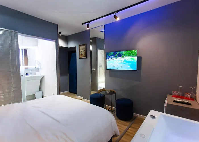 Luxury By The Bubbles Jacuzzi Tirana