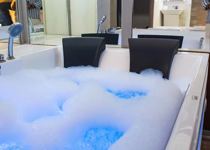 Luxury By The Bubbles Jacuzzi 3* Tirana