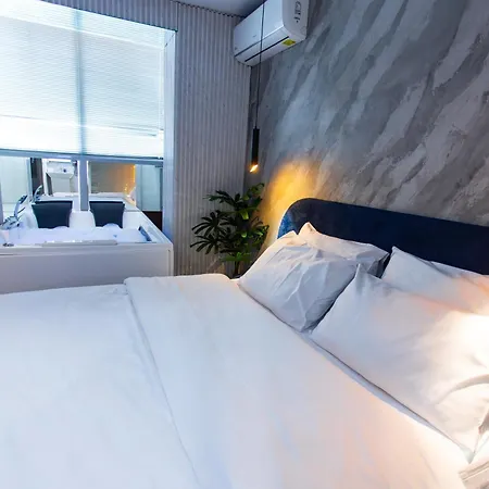 فندق Luxury By The Bubbles Jacuzzi