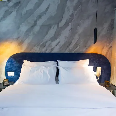 Luxury By The Bubbles Jacuzzi فندق تيرانا