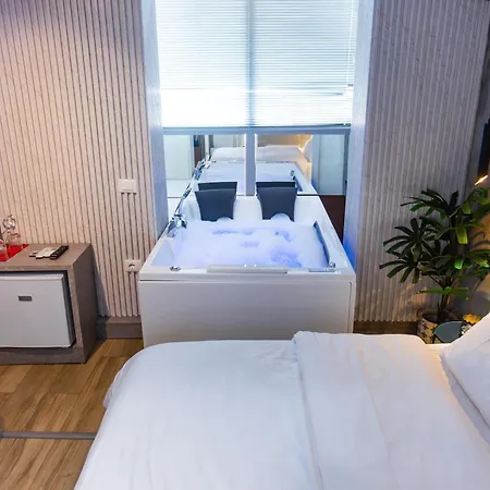 فندق Luxury By The Bubbles Jacuzzi تيرانا