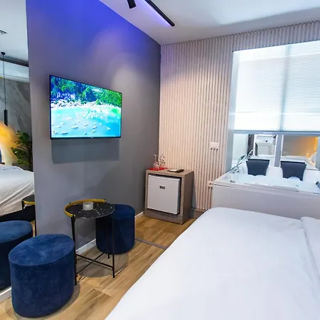 Luxury By The Bubbles Jacuzzi تيرانا