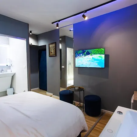 Luxury By The Bubbles Jacuzzi تيرانا