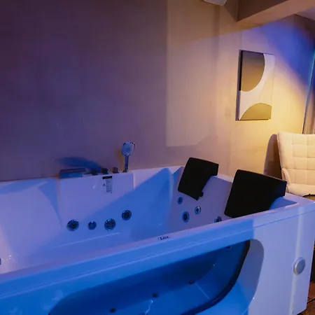 Luxury By The Bubbles Jacuzzi מלון