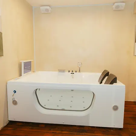 מלון Luxury By The Bubbles Jacuzzi