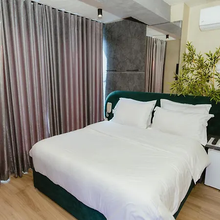 Luxury By The Bubbles Jacuzzi 3* טיראנה