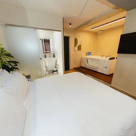 Hotel Luxury By The Bubbles Jacuzzi