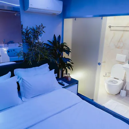 Luxury By The Bubbles Jacuzzi 3* טיראנה