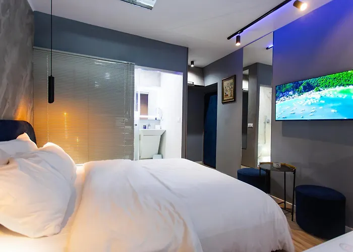 Luxury By The Bubbles Jacuzzi מלון