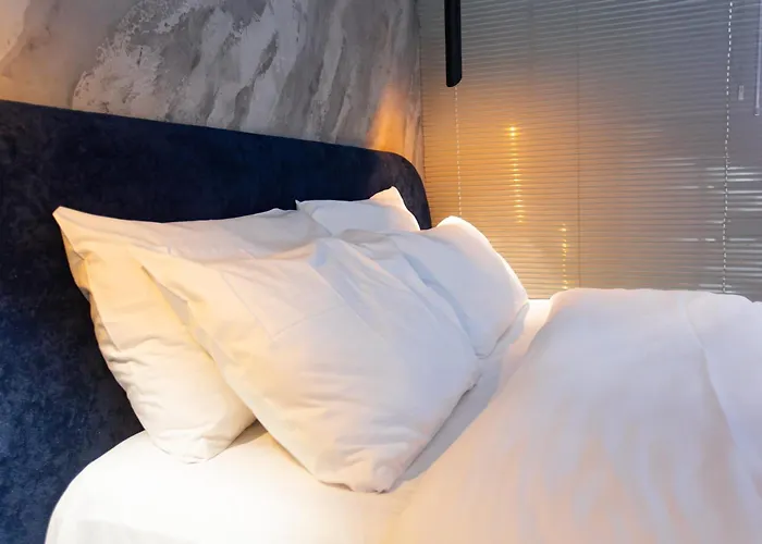 Hotel Luxury By The Bubbles Jacuzzi Tirana